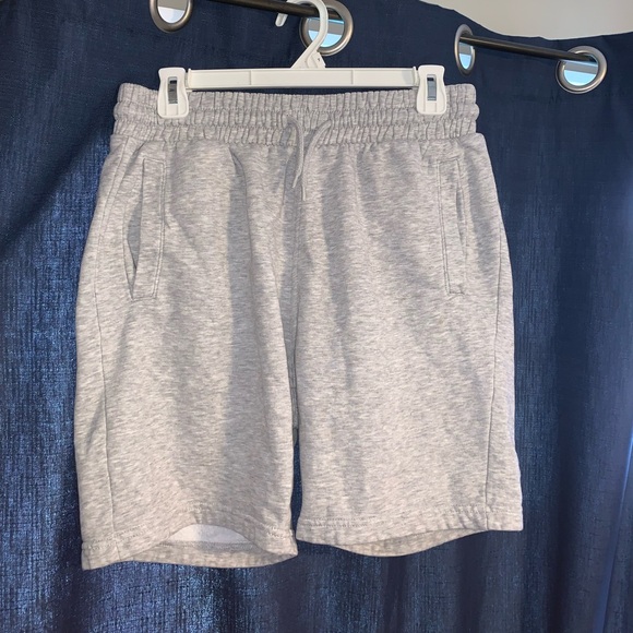 H&M Regular Fit Sweatshorts - Picture 2 of 4